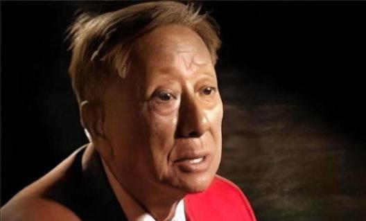 1942年，一名伪军师长派人送给粟裕一把伞，粟裕疑惑地打开伞一看，里面竟藏了一张