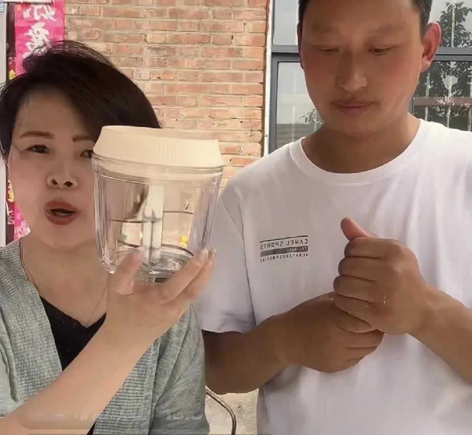 今天上午，我特意走进老表的直播间，直播间里一条条暖心的评价在屏幕上不断滚动。
