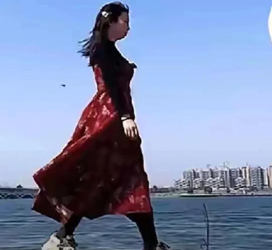田媳妇走上秀场，那气势宛如超模般出众。面对网友的各种嘲讽，她毫不在意，甚至放声大