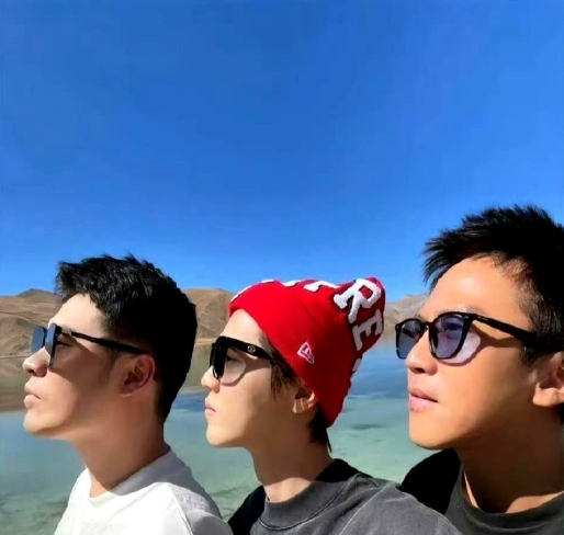 6月11日凌晨，在大家准备进入梦乡的时刻，邓超忽然发文：“抢不到鹿晗演唱会的票，