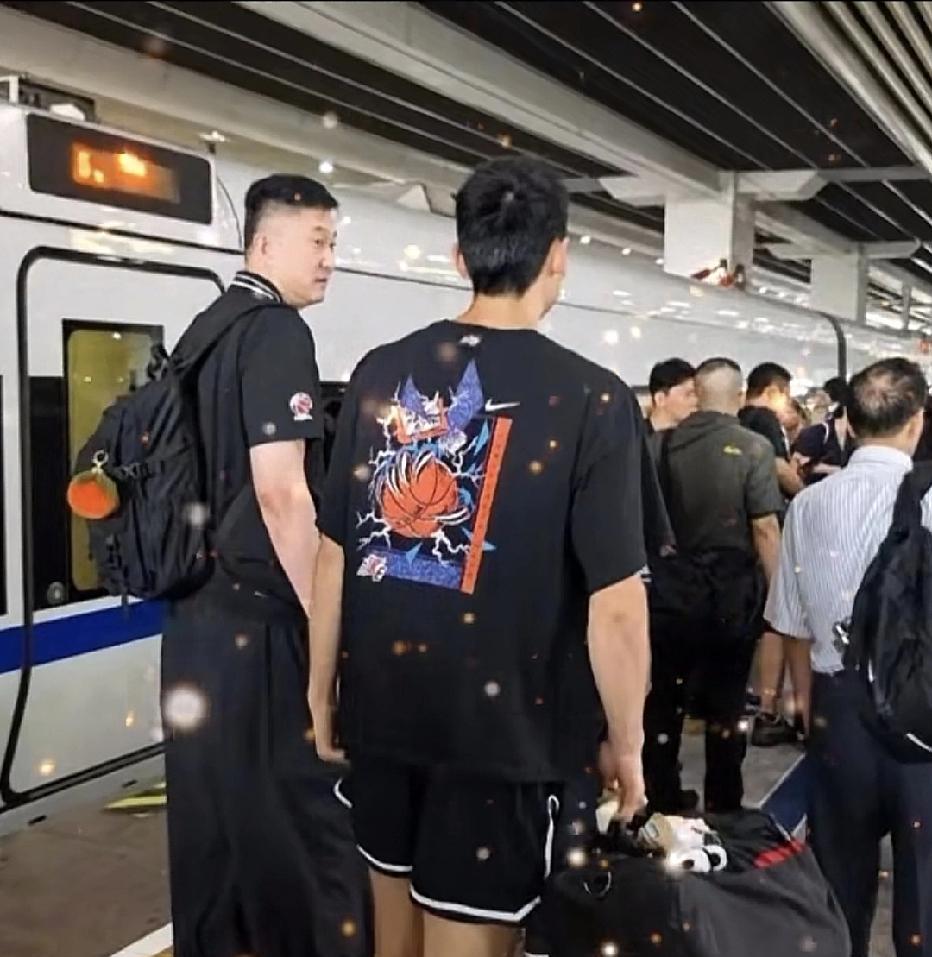 有网友拍到崔永熙已经跟广东宏远汇合，地点是高铁站。前几天崔永熙在成都参加詹姆斯中