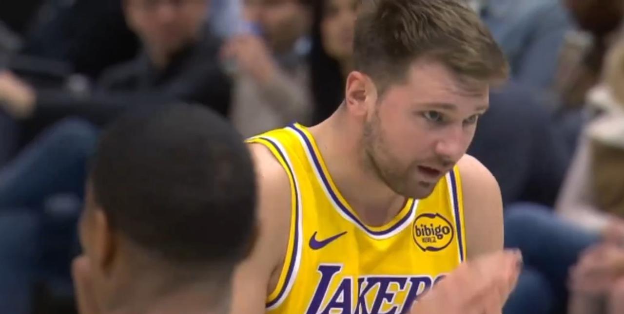 湖人跟黄蜂就好像照镜子一样，双方都是只求进攻完全没有防守。
湖人的客场之旅到了黄