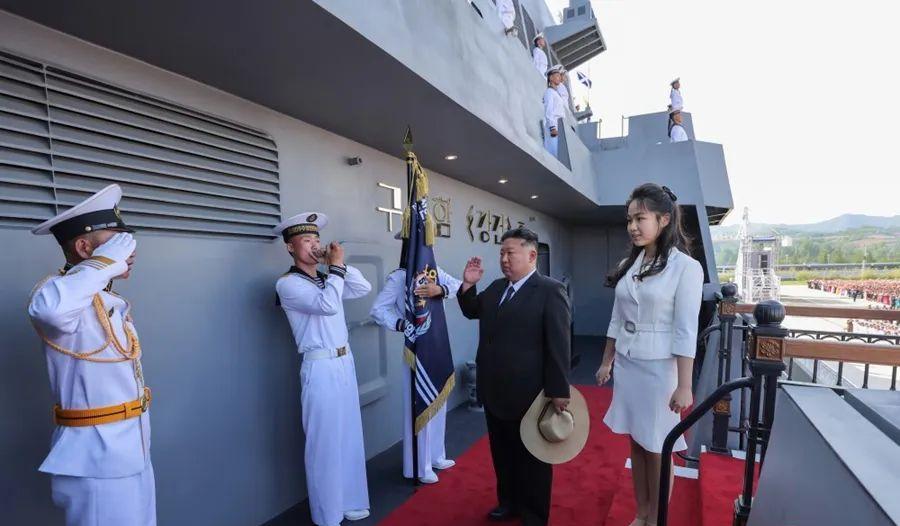 金正恩“心爱的女儿”今年多大了？ 
6月12日金正恩携女儿金主爱出席朝鲜新型驱逐