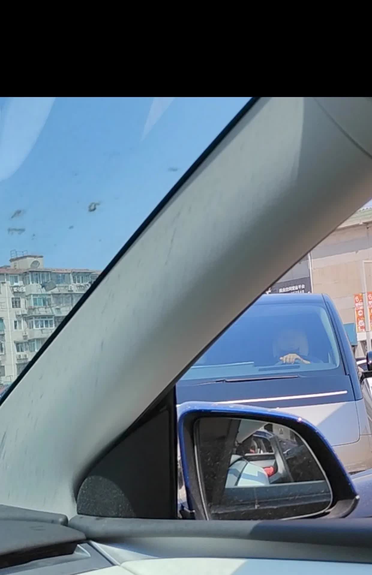 汽车的A柱就是一个反人类的设计，很容易形成视觉盲区，造成意外事故，但是令人不解的