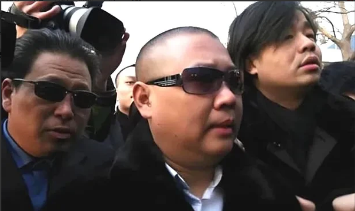 郭德纲还真是个有情有义的人！23日是侯耀文的奠日，而郭德纲正率领德云社在非洲演出