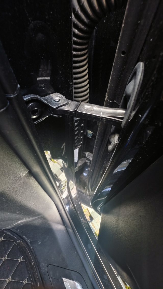 车门限位器2年全裂了
21款型Pro用车两年就出现这种问题？真是无语