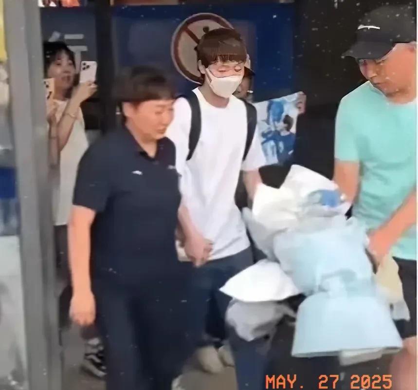 王曼昱的父亲并不是卖肉夹馍出身的。
王曼昱父亲的故事，让我们看到，生活的困境挡不