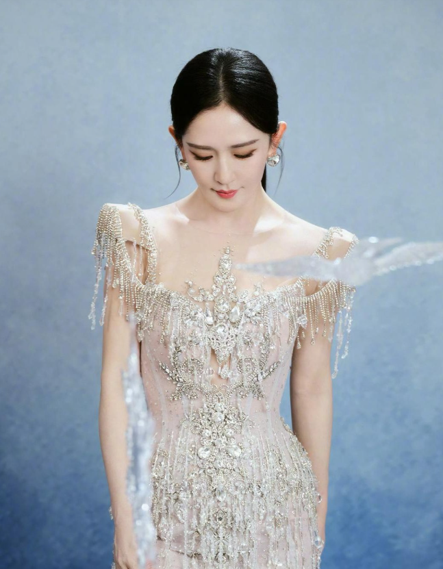 何炅没想到
张杰也没有想到
谢娜明明已经44岁，是已婚三孩的妈了，却还要到处奔工