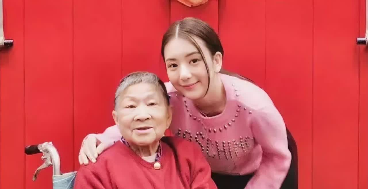 方媛和婆婆的合影