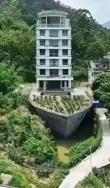 奶奶说，狠狠记住老人言：
1.睡觉前，不要多喝水，不要在床头放空凳子。
2.衣服
