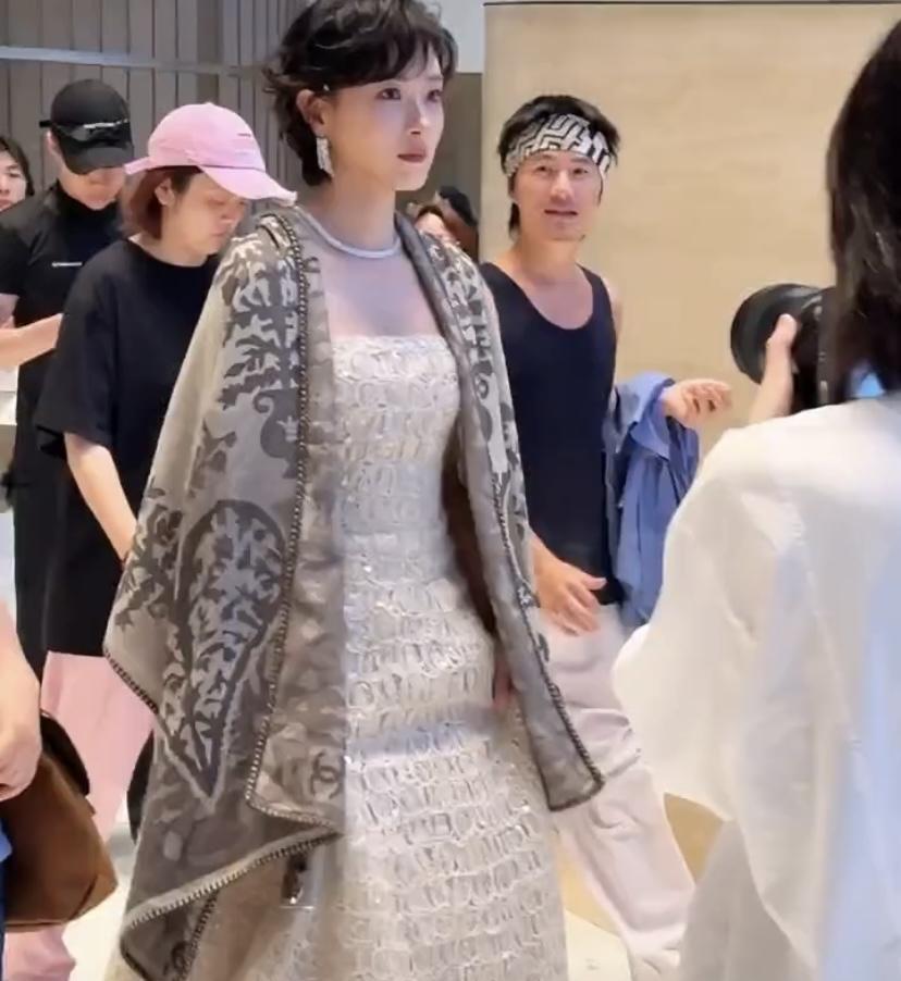 万茜 参加活动总能惊艳众人。之前她和陈梦出席商务活动同框，她一亮相就像从时尚杂志