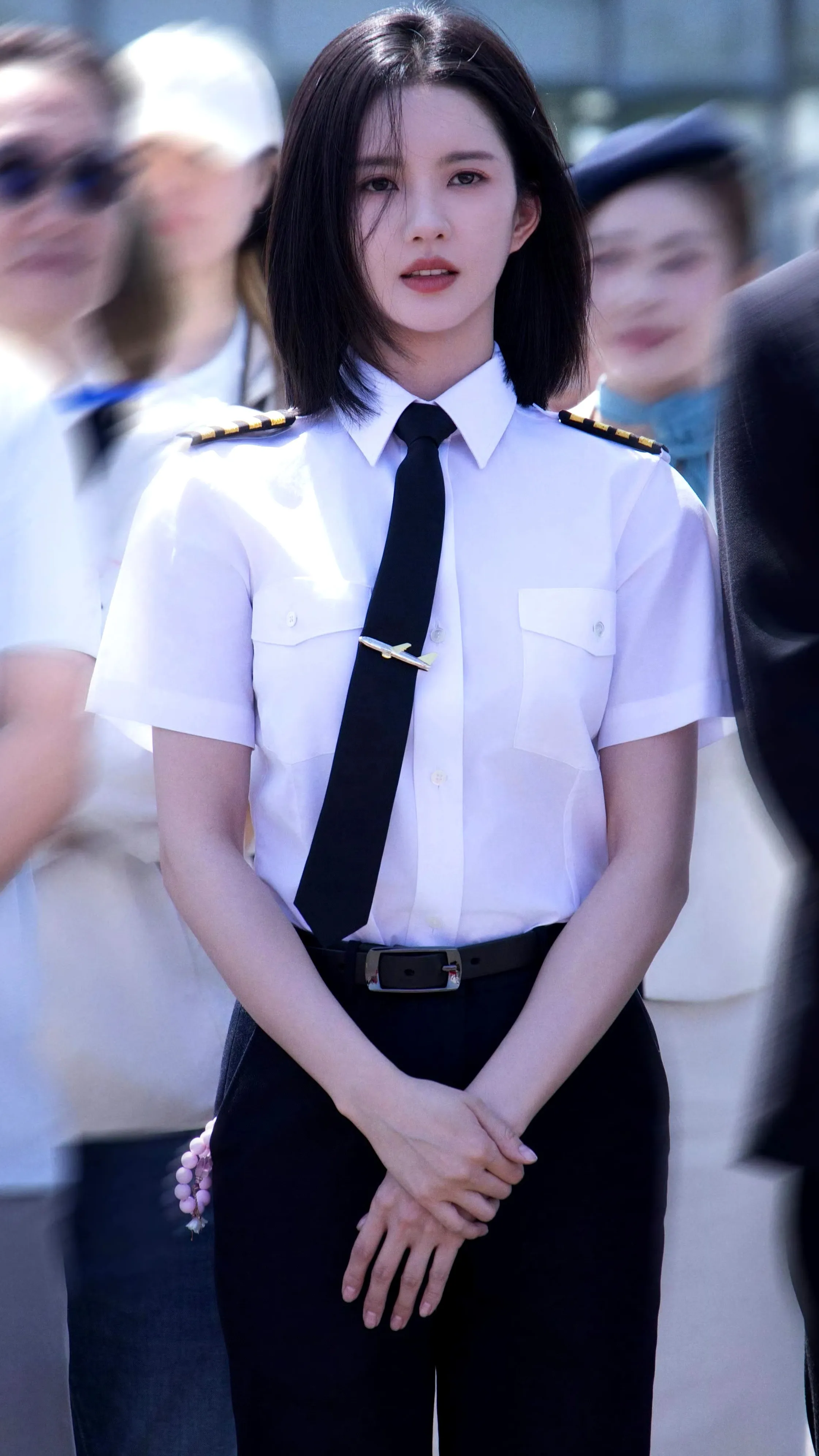 刘些宁，空姐风穿搭，黑白配尽显优雅气质！