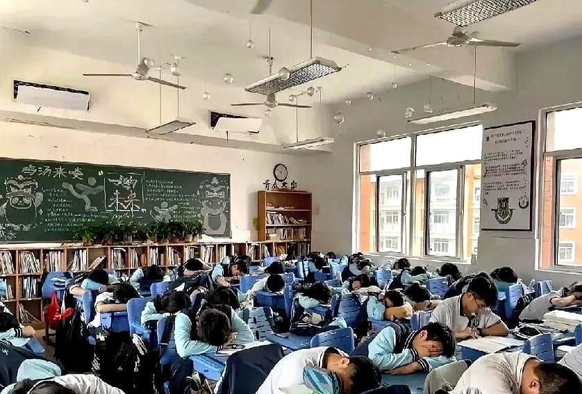 北京一男孩高考结束后在家睡了一天一夜，父母不敢去打扰，直到第二天早上才敢进去看一
