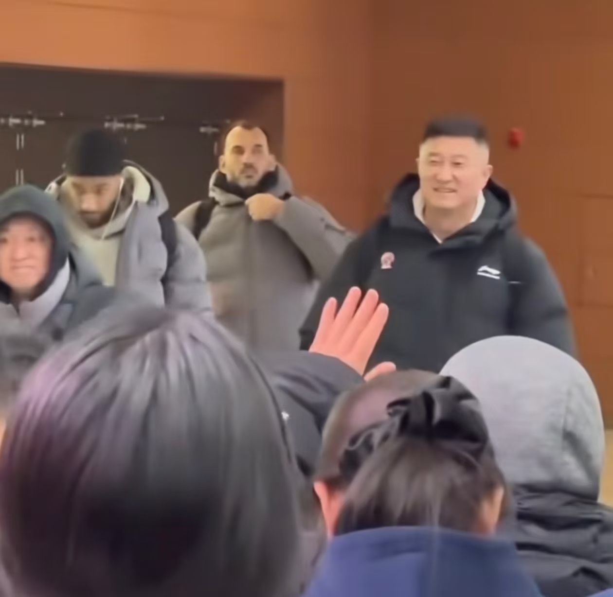 杜锋刚到沈阳就被另类欢迎，王少杰随队有望复出，辽粤大战五五开