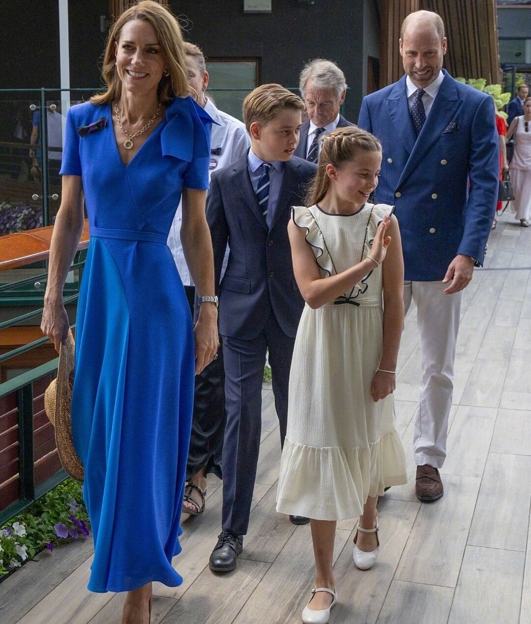 王子夫妇的疲惫生活











威廉王子跟在妻子凯瑟琳王妃身后，脸上的