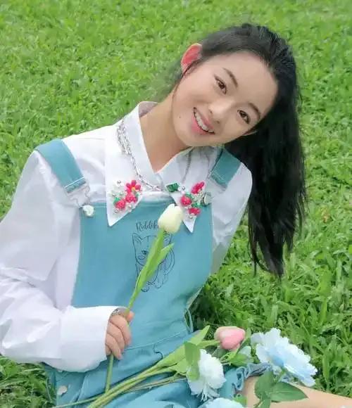 如今全网最闹心的估计就是黄杨钿甜的父亲了！
女儿马上要参加高考了，但由于他的一系