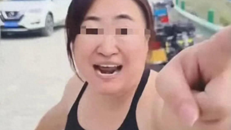 奔驰石头姐后续！逆行踹摩托还想砸人，官方通报，只愿道歉不愿赔偿