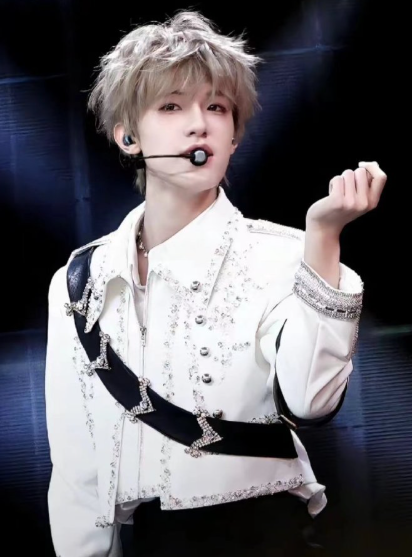 网传消息一出就开始搓手期待！他的VOCAL实力从来毋庸置疑，不管是抒情曲的细腻还