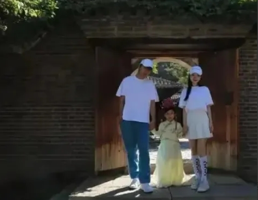 怪不得李小璐和贾乃亮
都已经离婚好几年了
都没有进入下一段感情，原来是因为有着甜