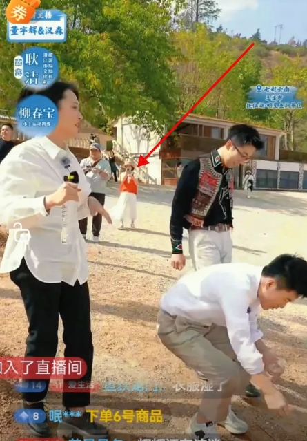 这位女士肯定是董宇辉的铁粉，在宇辉抚仙湖直播时，多次出现在直播镜头里，感觉非同一
