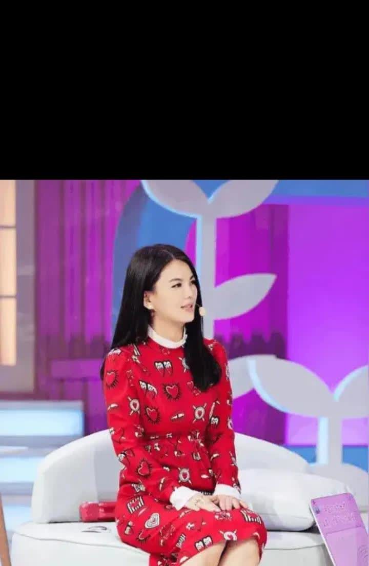 想当年李湘主持湖南卫视的快乐大本营，无论长相还是才情，红遍半边天。

甜美气