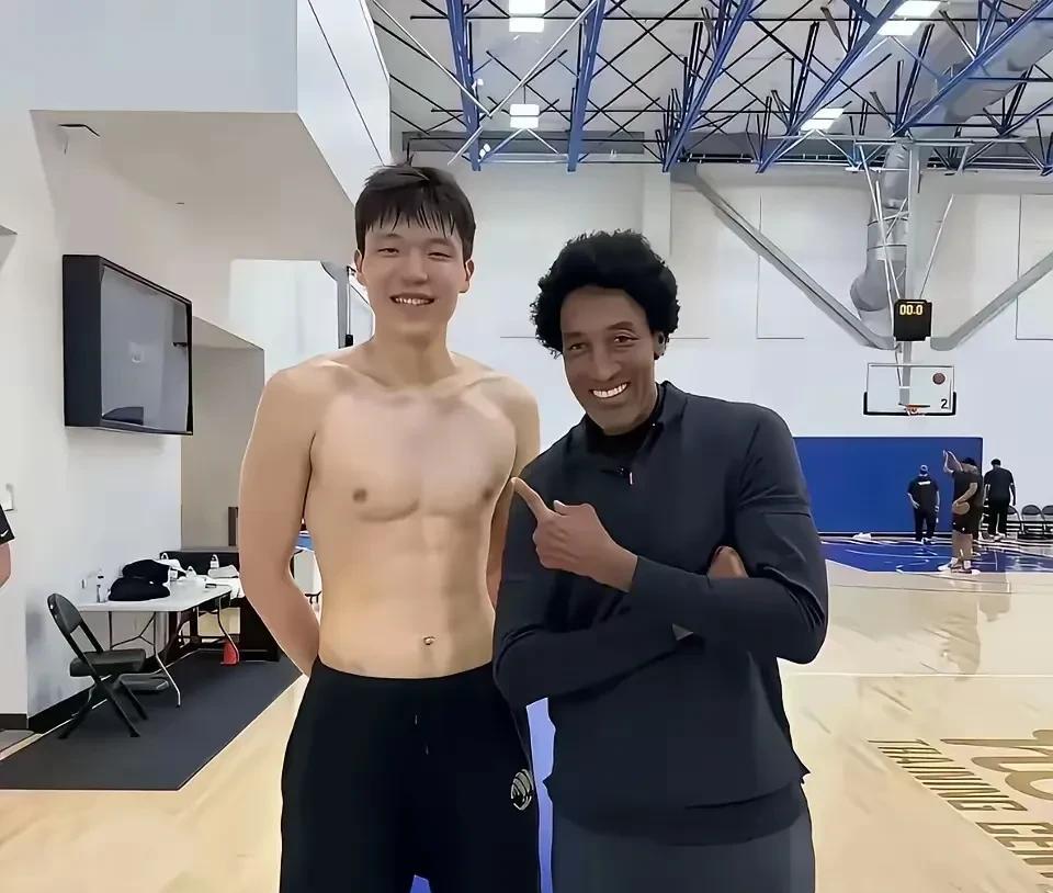 杨瀚森已具备三点立足NBA的条件！能打出名堂。
首先，身体条件。要想在NBA打出