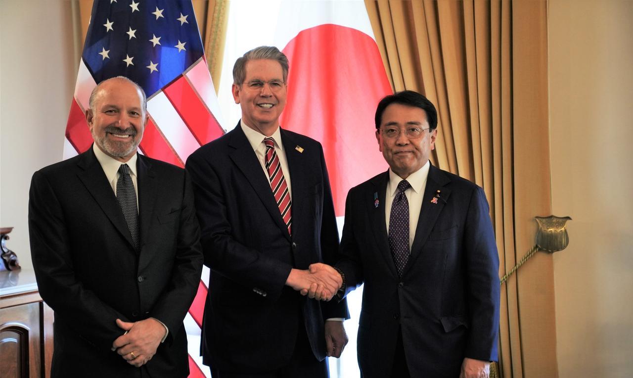 美国财政部长贝森特今天（5月31日）发文说：“在今天与经济振兴大臣赤泽良生（图右