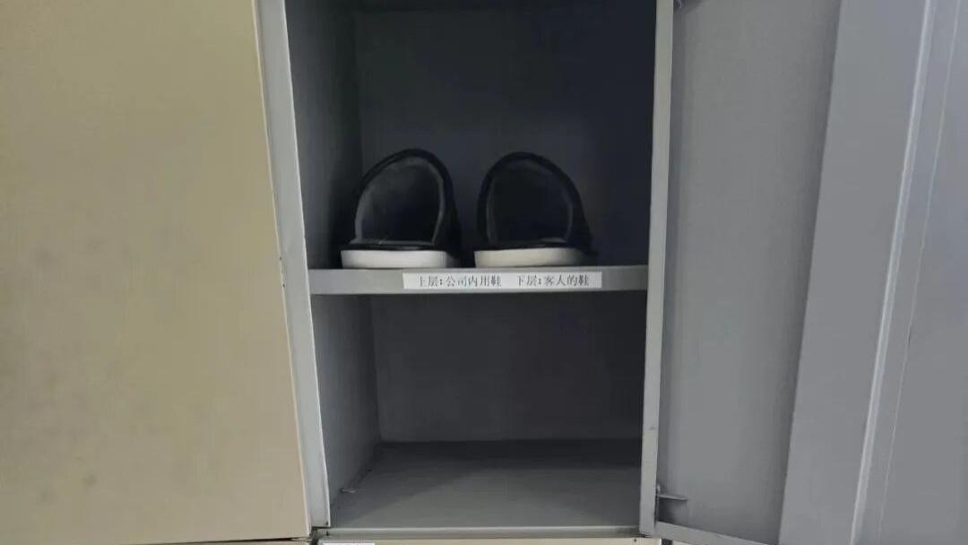 办公区干净到必须换鞋，网络却烂到崩溃？这家公司的奇葩操作我看傻了