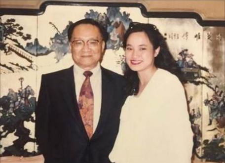 1976年，52岁的金庸出轨23岁的林乐怡后，便提出离婚，妻子平静地说：“离婚可