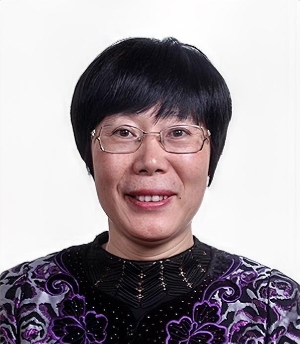 科学家王小云的家庭关系主要如下：
一、父亲：毕业于诸城师范数学与化学班，是一名数