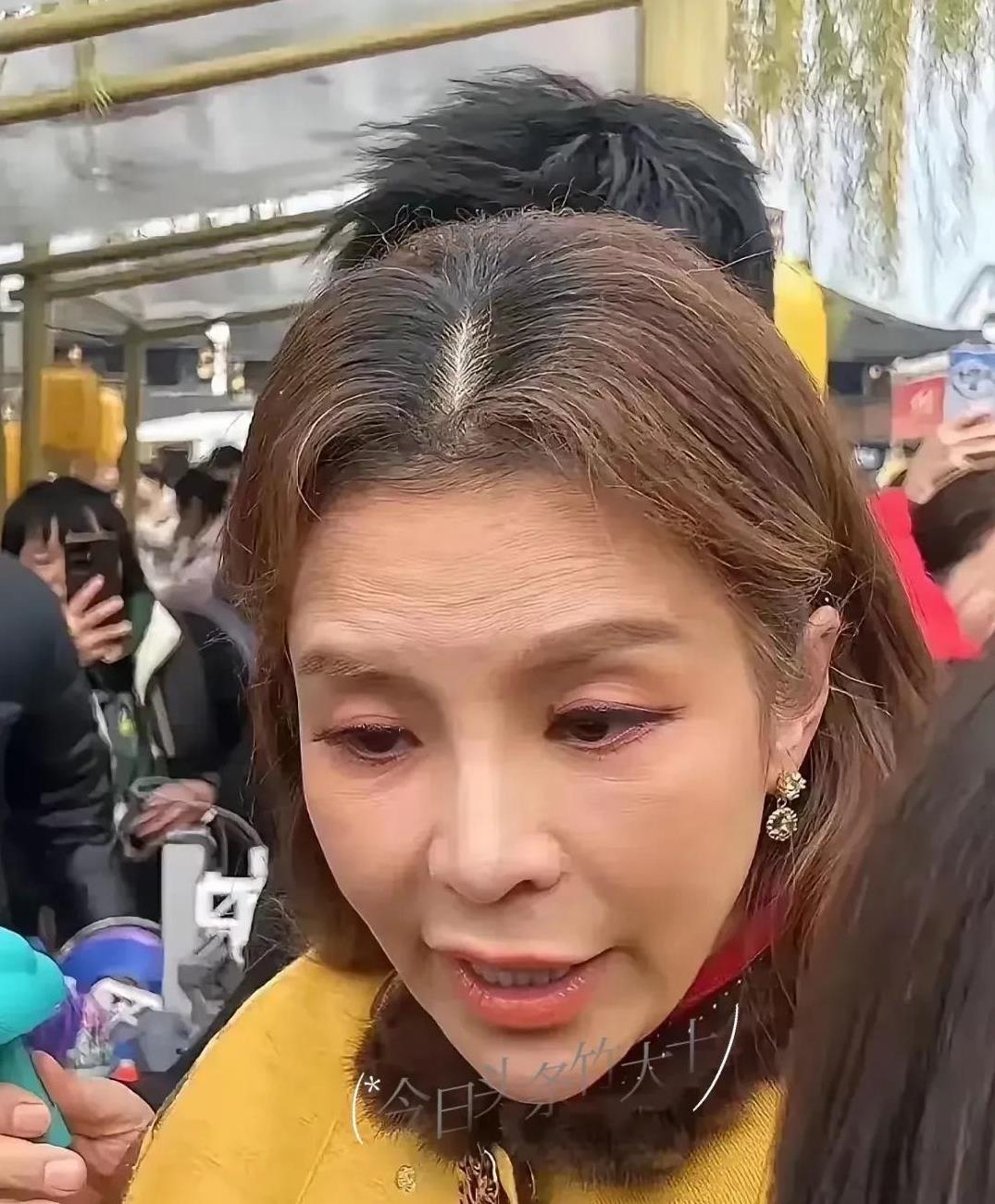 近距离看她变化不小啊！妆化那么浓还能看到皱纹，眼睛妆化得太违和了，看着有点别扭，