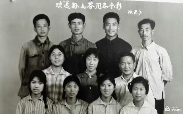 【老照片】一张北大荒曙光农场知青的合影。曙光农场地址在黑龙江佳木斯桦南县，这些知