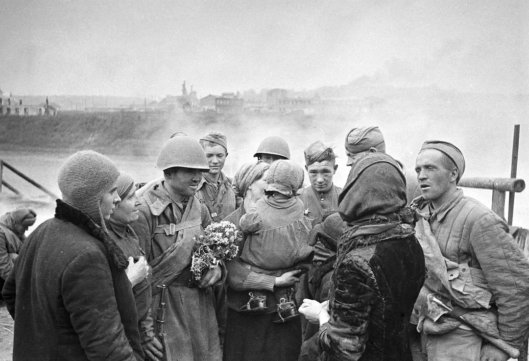 1943 年 ，苏联斯摩棱斯克的苏军士兵和老百姓。
