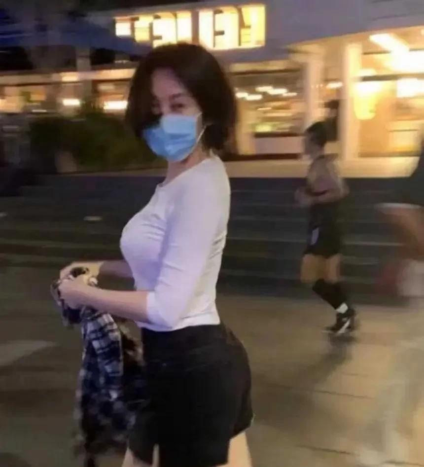 现实中大龄剩女有没有妥协呢？
大龄剩女的妥协，只不过把对象要求从“年轻帅气多金月