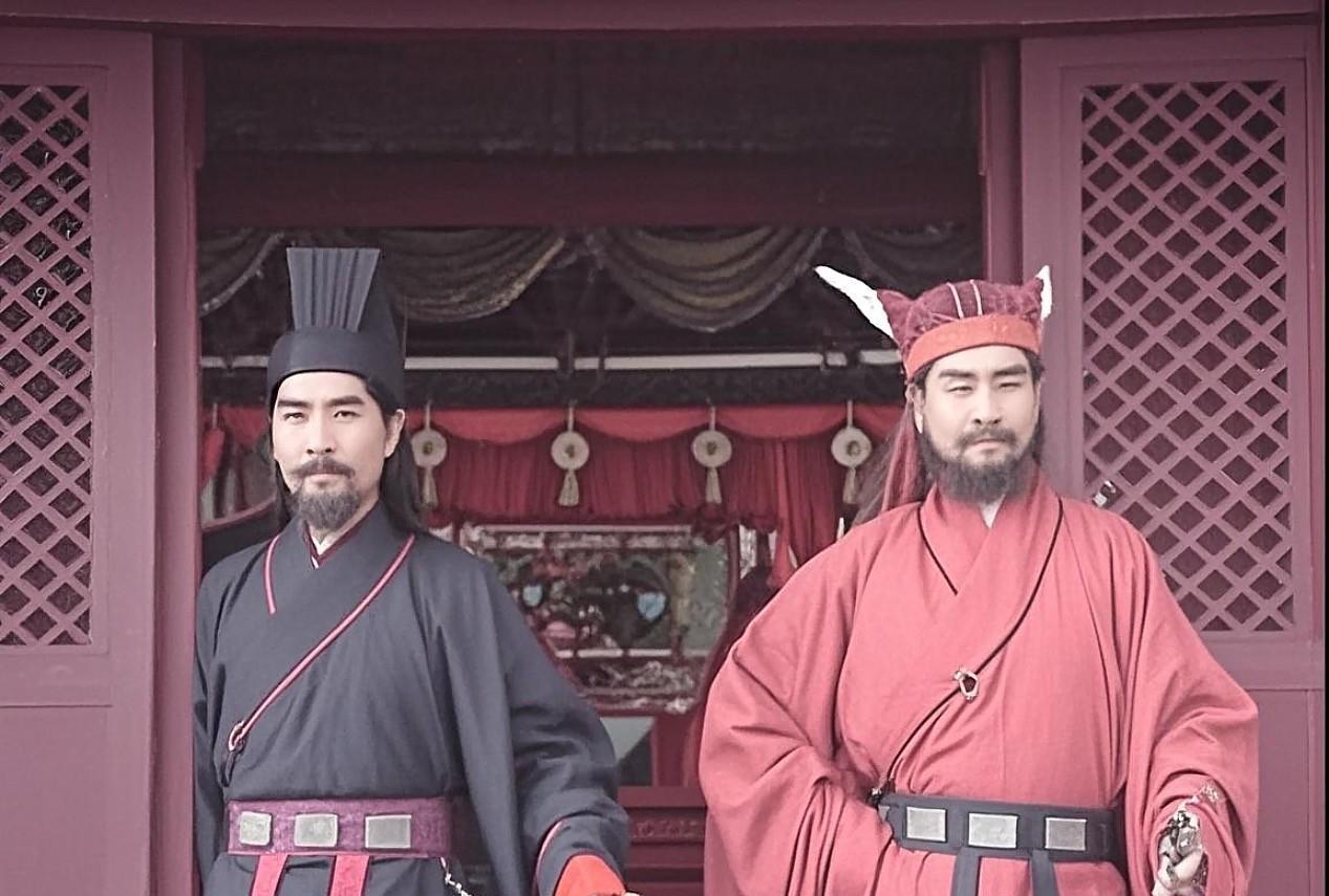 司马昭和司马师的差距在哪里呢，我们来看看他们是怎么废皇帝的，做法是天壤之别。
司