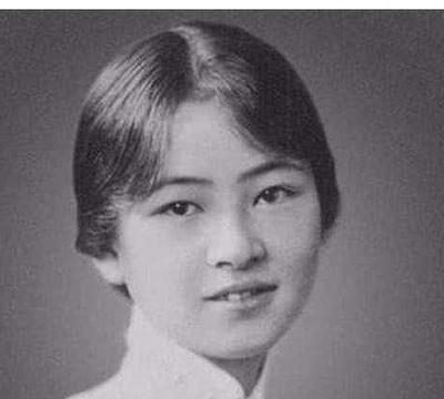[太阳]1923年，梁思成躺在床上，出了一身汗。林徽因顺手解开他的衣服，帮他擦身