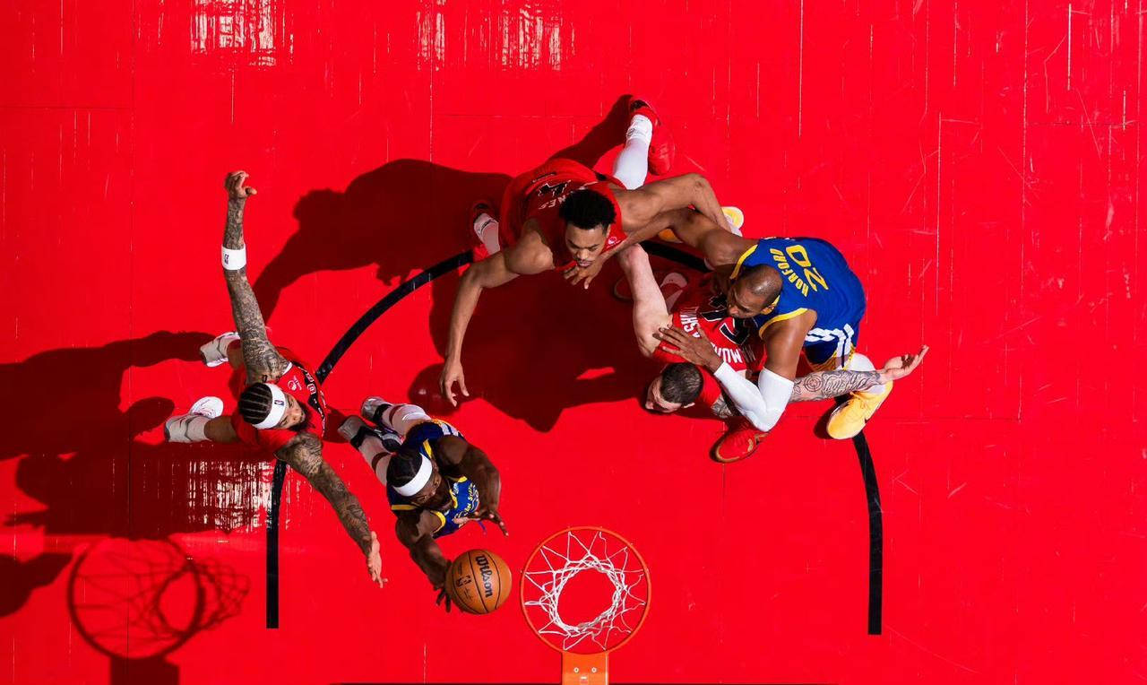 科尔表示，他需要让勇士在关键时刻更好地组织起来。
“他们加强了防守压迫，而我们处