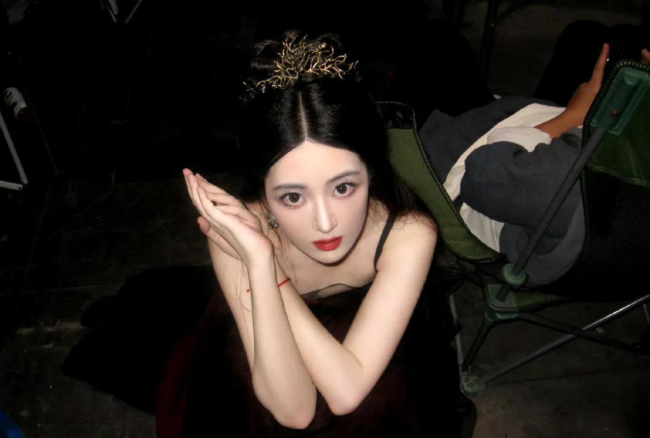这样的美女谁看了不迷糊，不出名纯属资本操作，她如果有资本喷，迪丽热巴都不是她的对