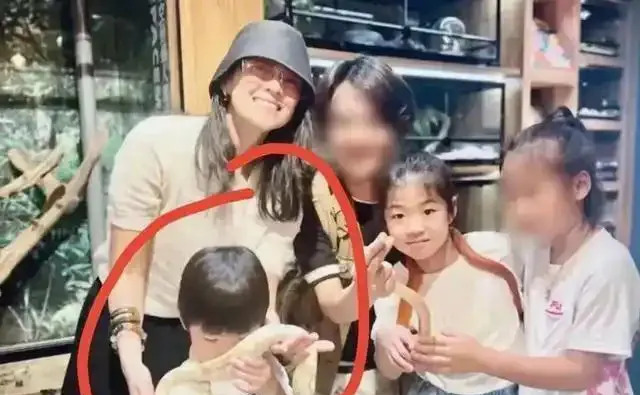 汪峰基因强大孩子都像他











我的天哪！这基因也太强了吧！汪峰和