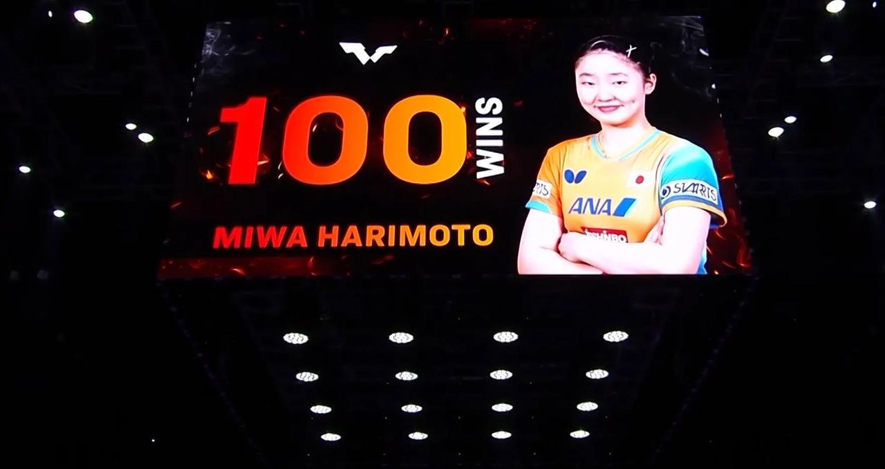 现场打出来了张本美和WTT的商业比赛已经100胜了，才16岁，旁边的张本宇看了也