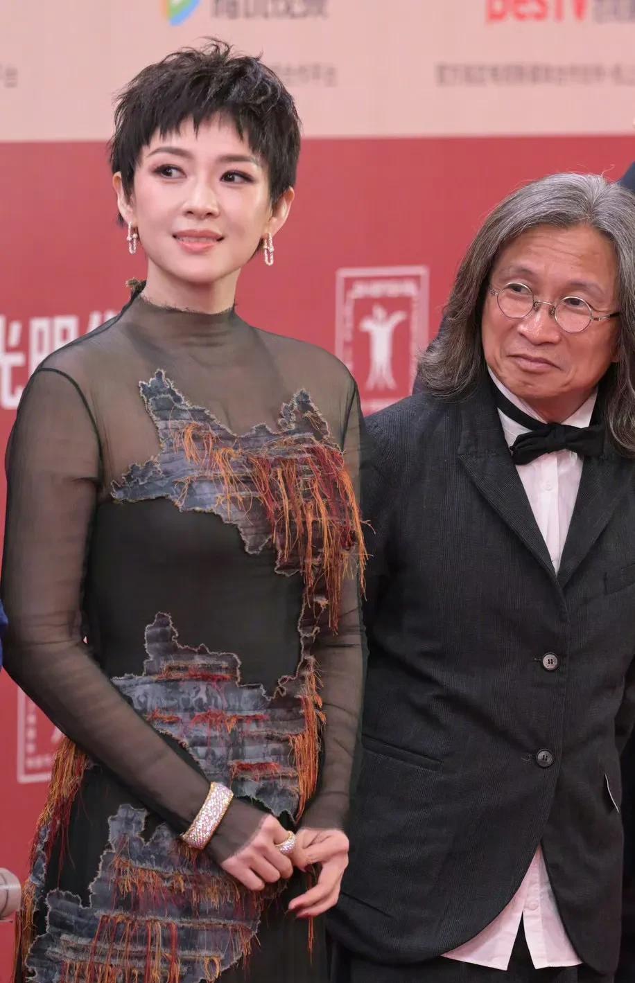 章子怡为了酱园弄真是拼了，
前有主动和杨幂赵丽颖微博互动，
现在又专门剪了个微商