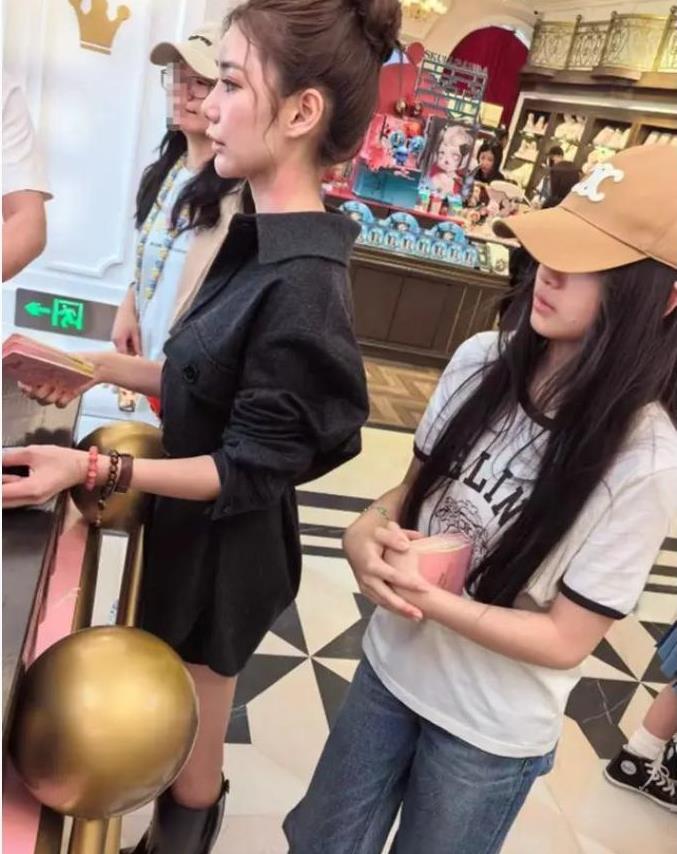 马筱梅带小玥儿游玩，把她打扮的青春洋溢还给她买甜品，后妈也很有爱，衣品也好！#马