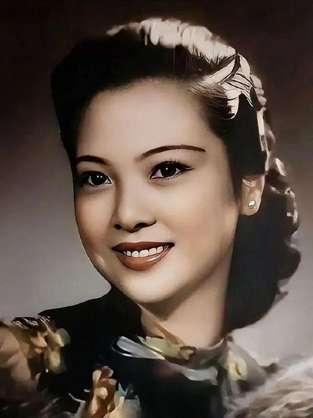 1938年，电闪雷鸣的晚上，41岁的戴笠对学生余淑衡说：“你来我房里处理一份文件