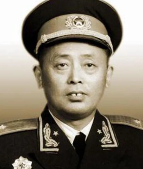 1949年，二野四兵团途经麻城时，一个盲人老太太走了过来，询问其儿子的下落，陈赓