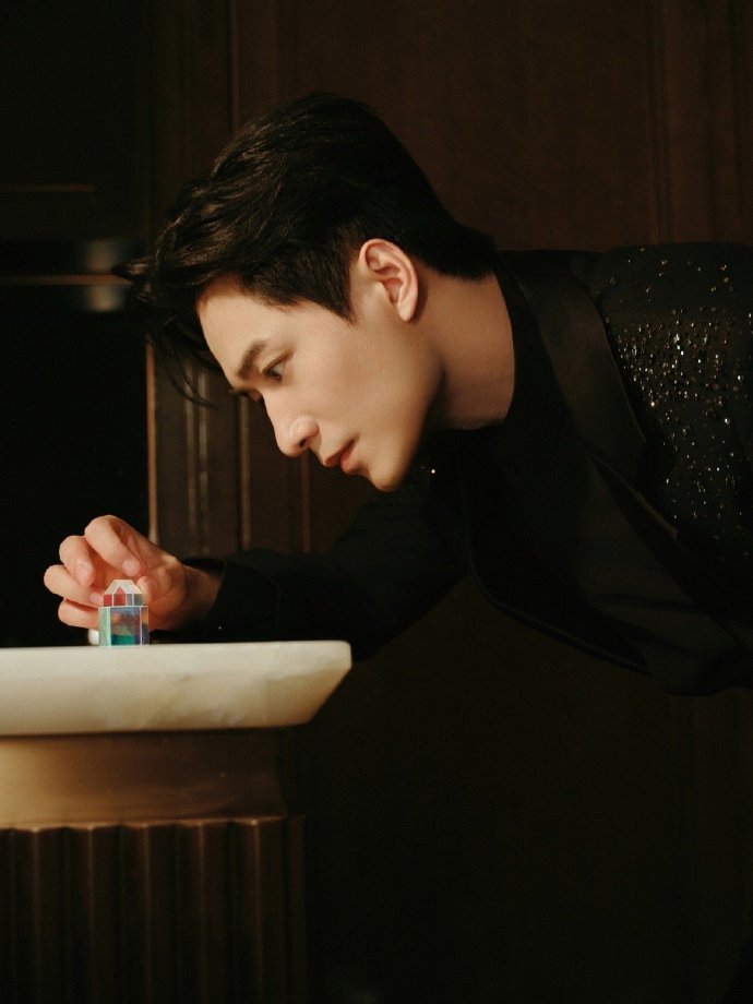 皓祯把红毯走出了入职培训的感觉！从表情到肢体语言都写着“请多指教”，在华丽的红毯