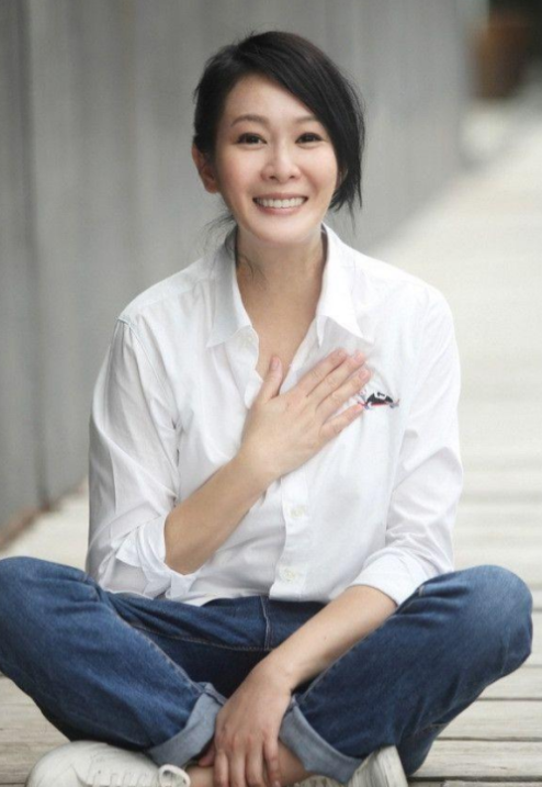 2011年，41岁的刘若英嫁给了身价过亿的钟小江。结婚当晚，刘若英提出了3个正常