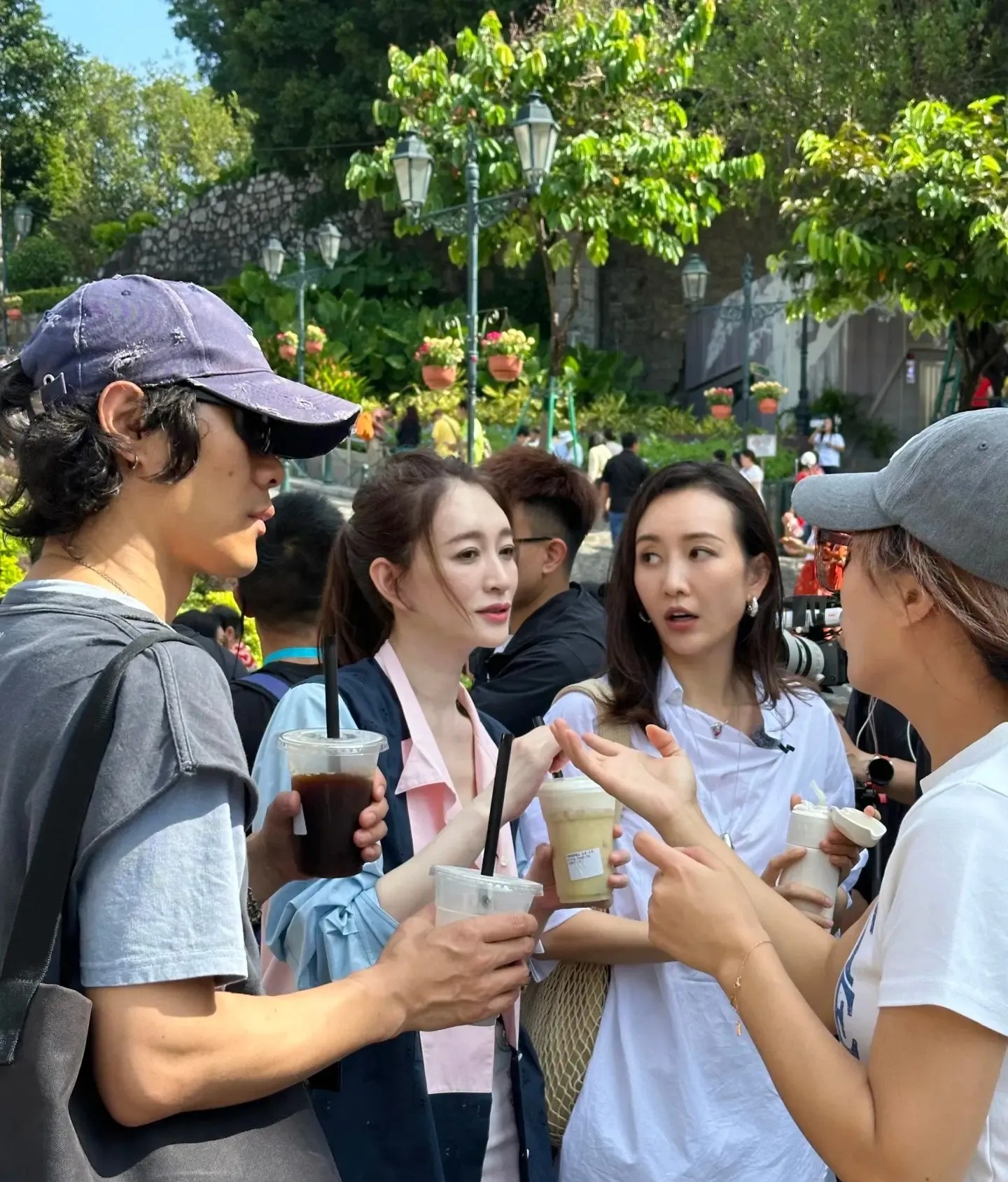 李小冉比王鸥大七岁，怎么生图看着更嫩啊，难道不生孩子真的老得慢？ 