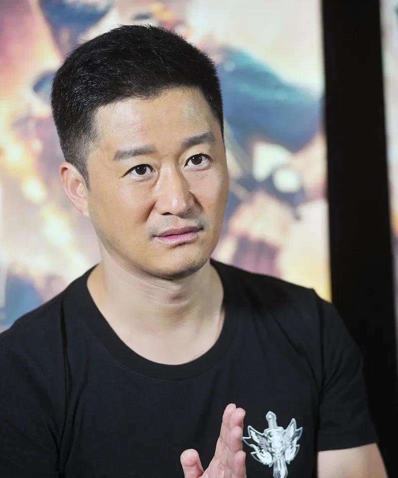 果然，吴京还是行动了，《镖人》的演职人员名单里，那尔那茜已经不见了，要知道，她原