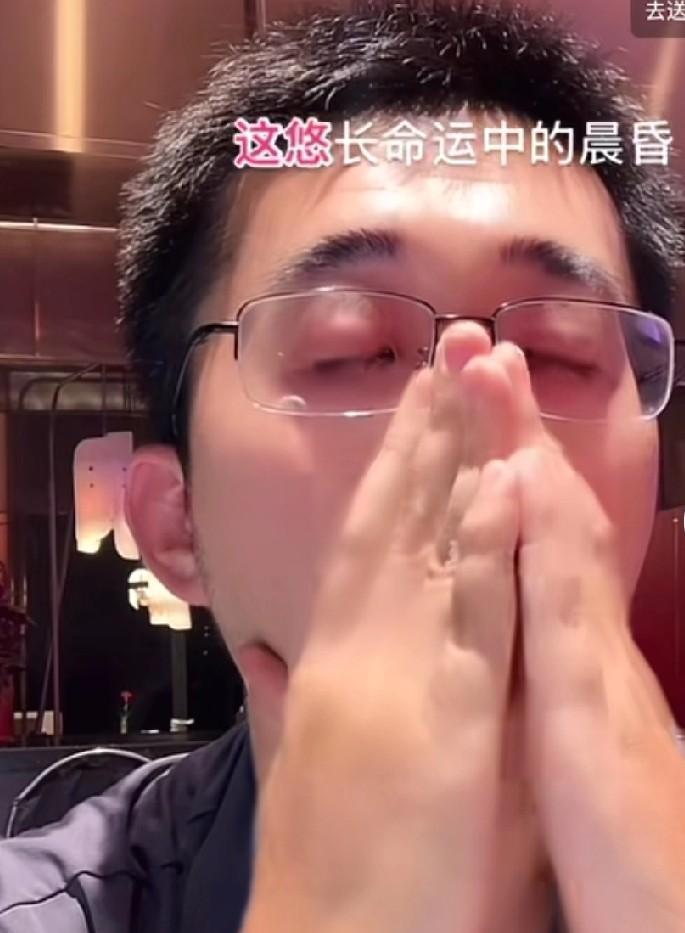 #万能生活指南#
麻六记小井靠自己的努力和打拼不仅得到张兰和汪小菲的认可，还收获