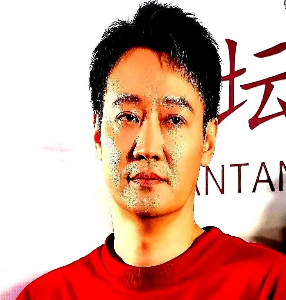 终于知道了北影节开幕式上的辛柏青被孤立的原因了

当时8位主演走红毯，他一个